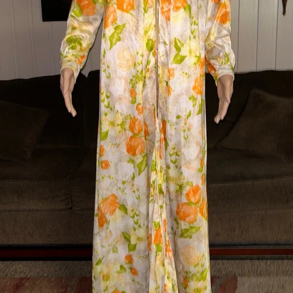 Virginia Wallace • Vintage • Medium • Yellow/Orange/Brown • Floral • Nightgown
